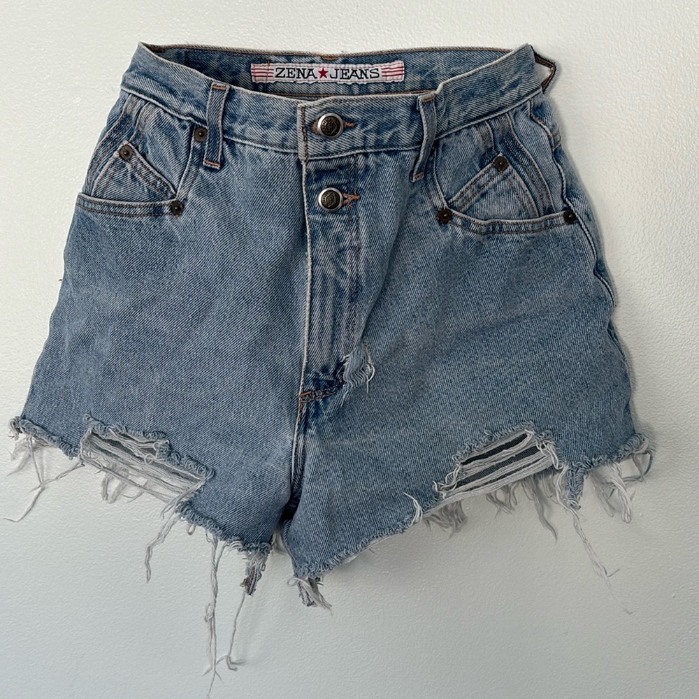 ZENA Jeans Shorts

High waisted 

Two buttons and zipper

Small wear spot